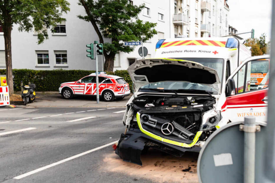 Der Rettungswagen transportierte einen kritischen Patienten.