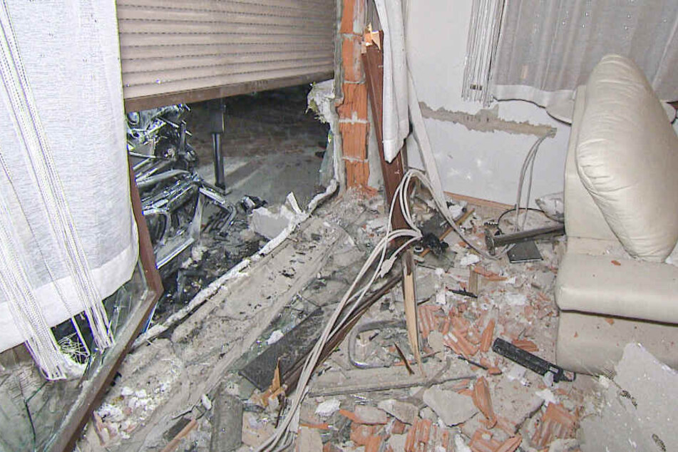 Trümmerteile liegen im Wohnzimmer verteilt.