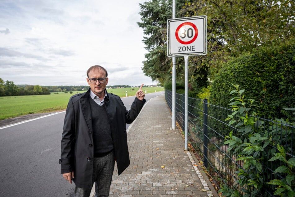 Jörg Vieweg (53, SPD) auf der Walter-Klippel-Straße in Adelsberg. Dort gilt bereits Tempo 30.