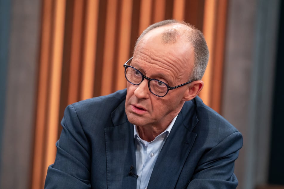 Nach iranischen Raketen- und Drohnenangriffen auf die Vereinigten Arabischen Emirate fordert Friedrich Merz (70) die Staatsführung in Teheran auf, an den Verhandlungstisch zurückzukehren.