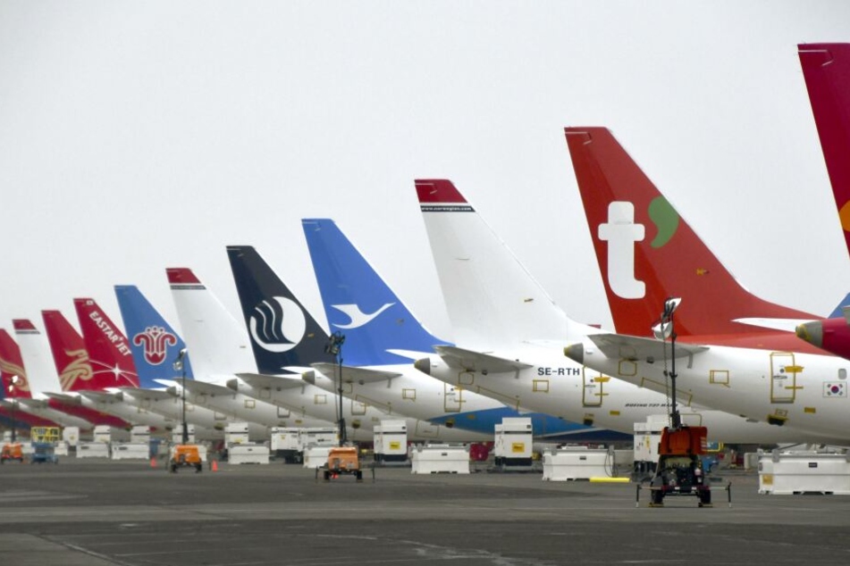 Flugzeuge diverser Airlines am Boden.
