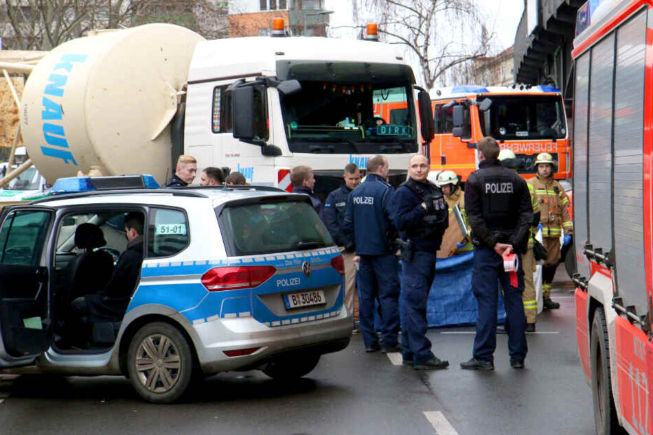 Fahrradfahrerin wird von Lkw erfasst und stirbt