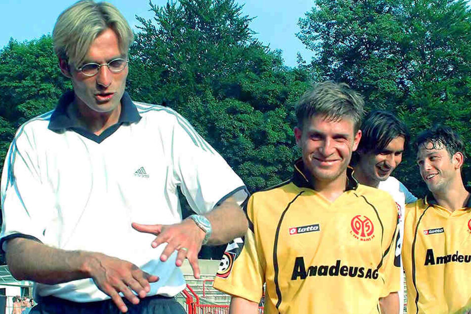 25. August 2001: Ein gewisser Jürgen Klopp (r.) saß in Mainz auf der Trainerbank und gewann in Aue 2:1.