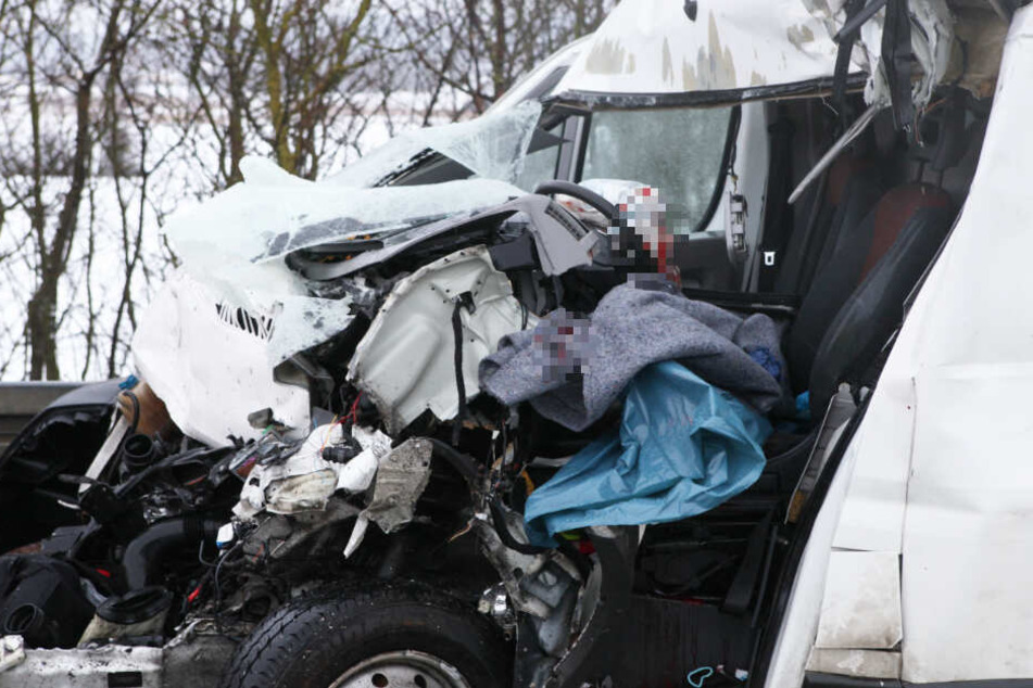 Der Fahrer eines Sprinters kämpft nach dem Unfall auf der Autobahn 6 um sein Leben.