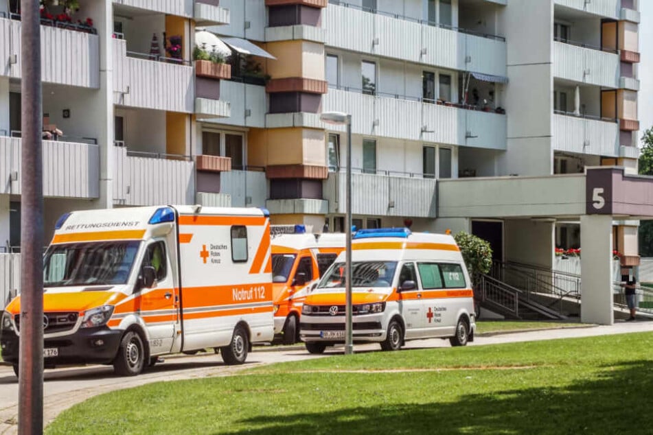 Mehrere Rettungsfahrzeuge waren vor dem Mehrfamilienhaus zu sehen.