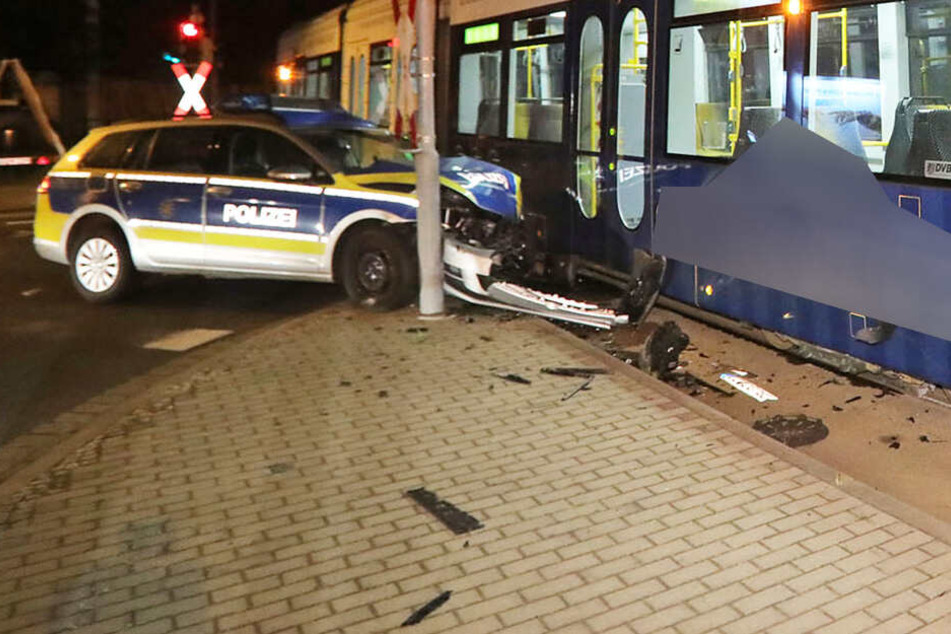 Das Polizeiauto befand sich auf Einsatzfahrt, als es gegen die Straßenbahn der Linie 10 knallte.