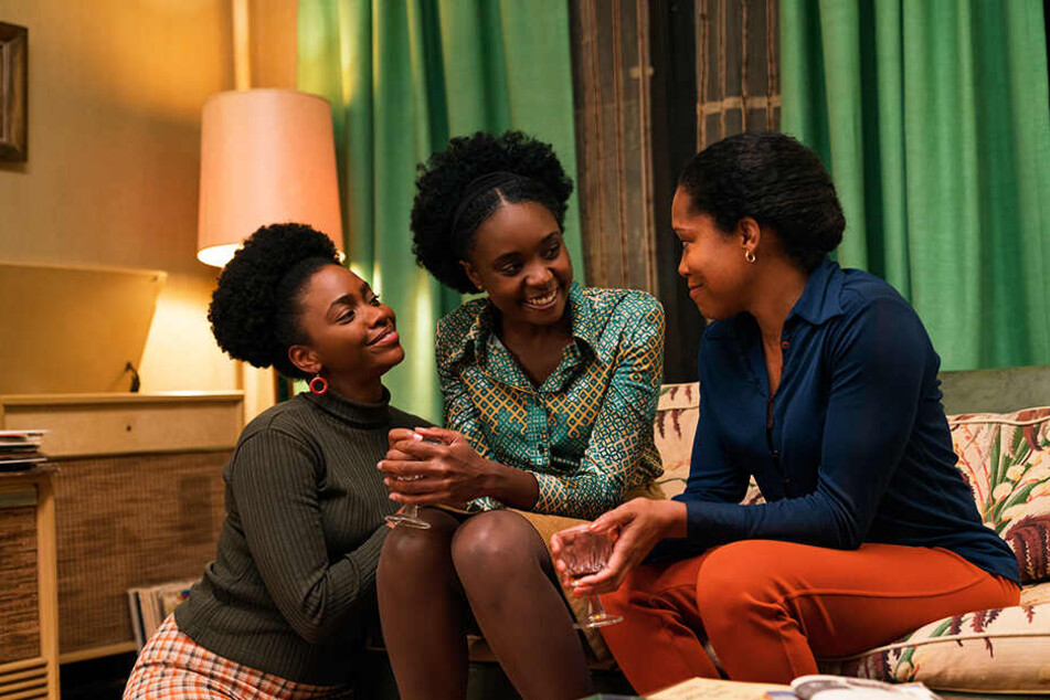 Mutter Sharon (r., Regina King) und Schwester Ernestine (Teyonah Parris) stehen Tish (Kiki Layne) in einer schweren Zeit zur Seite.