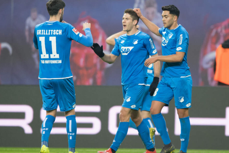 Ishak Belfodil (in der Mitte des Bildes) jubelt mit Florian Grillitsch (links im Bild) und Nadiem Amiri über den 1:0-Führungstreffer.