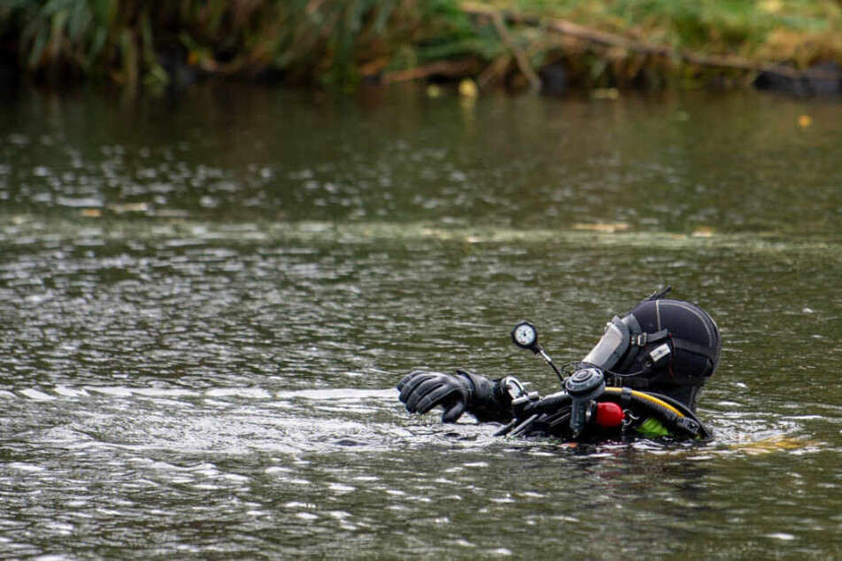 Ein Polizeitaucher sucht in der Havel nach der Vermissten.