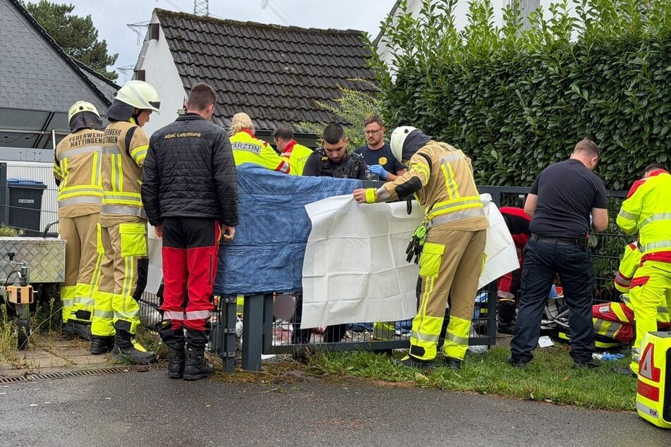 Rettungskräfte versorgten den lebensbedrohlich verletzten 61-Jährigen und brachten ihn in eine Klinik.
