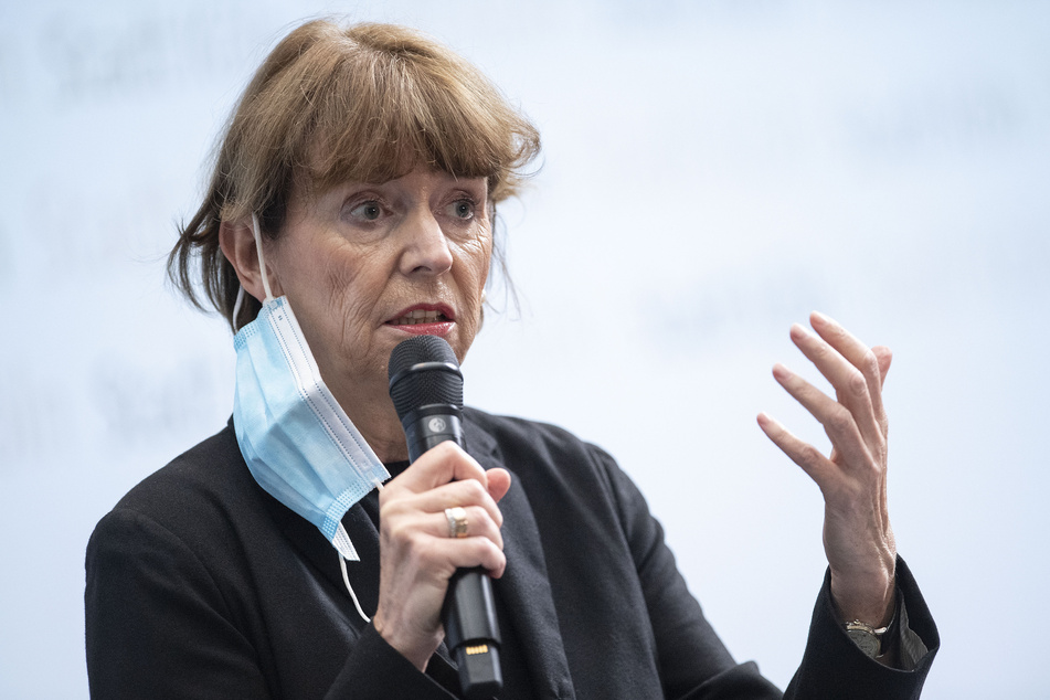 Auch Oberbürgermeisterin Henriette Reker (64) sprach am Freitag während des Treffens des Krisenstabs. Hier zu sehen auf einer Pressekonferenz im vergangenen Oktober.