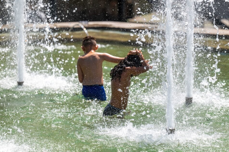 Bei Hitze suchen viele Kinder Abkühlung im Stadthallenbrunnen.
