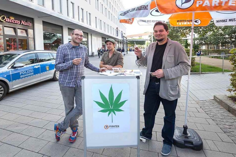 Grotesker Wahlkampf! Piraten verteilen "Joints" an die Bevölkerung