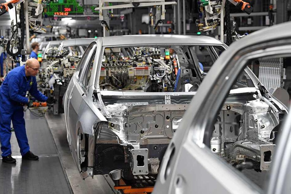 Vorbei heißt nicht aus. In Zwickau werden künftig zwar keine Verbrenner mehr gebaut, wie hier der Golf 7. Das Werk stellt sich dafür komplett auf Elektroautos um.