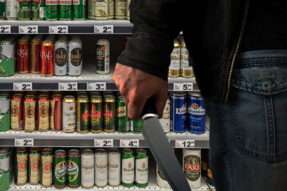 Gegen 21 Uhr gerieten zwei Deutsche in ein Handgemenge, in dessen Folge der 22-Jährige den 29-Jährigen mit einem Messer bedrohte. (Symbolbild)