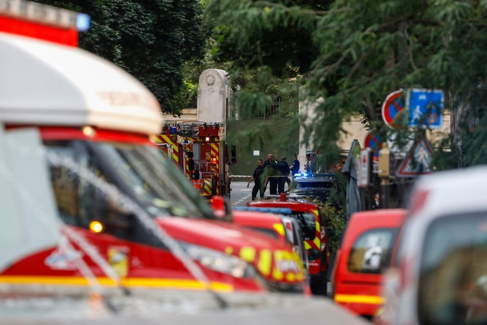 Auto rast in Pariser Restaurant: Ein Toter, mehrere Verletzte und etliche unter Schock