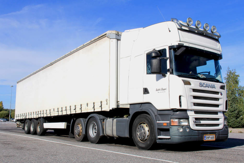 Der Fahrer des Lkw konnte sich in letzter Sekunde unverletzt aus dem brennenden Wagen retten (Symbolbild).