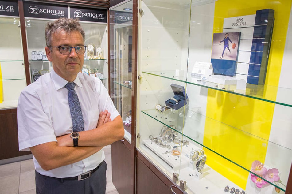 Juwelier Haico Scholze (57) stand nach dem Einbruch im vergangenen Jahr vor leergeräumten Vitrinen. Die Diebe nahmen gezielt nur hochpreisigen Schmuck mit.