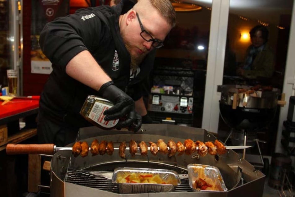 Gewinner Christian Seibert von Westwood BBQ sorgt für die richtige Würze.