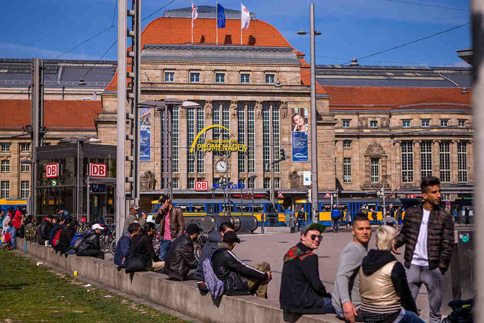 Der Kleine Willy-Brandt-Platz vor dem Hauptbahnhof - hier trifft sich auch die Dealer-Szene.
