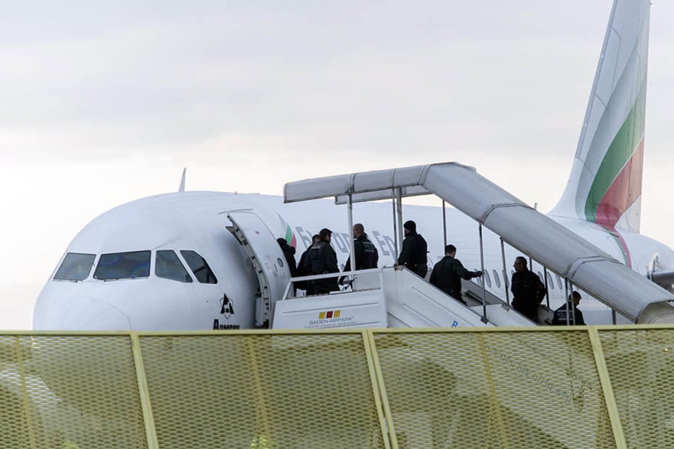 Manchmal verweigern Piloten oder Fluggesellschaften die Rückführungen.
