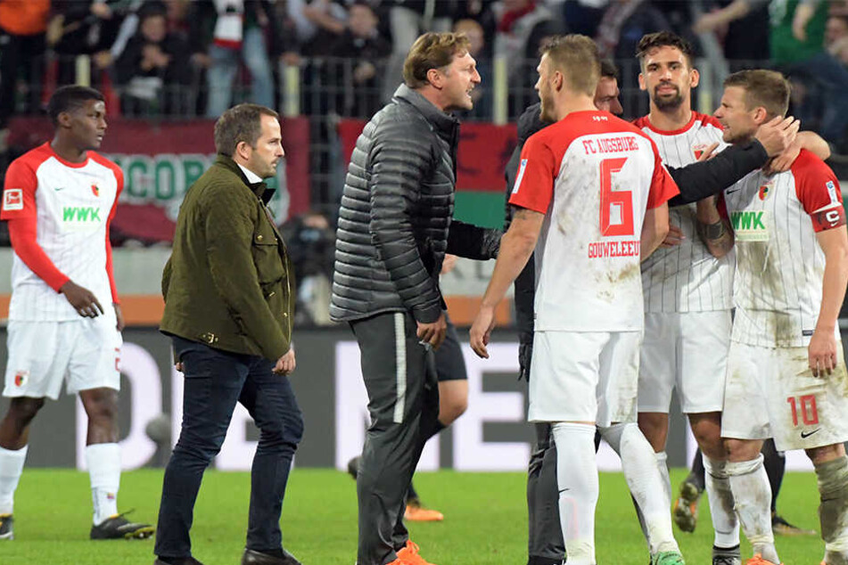 Nach dem Spiel ging Hasenhüttl (3.v.l.) zu Baier (r.) aufs Spielfeld. Die ausgestreckte Hand des Augsburgers lehnte der RB-Coach ab.