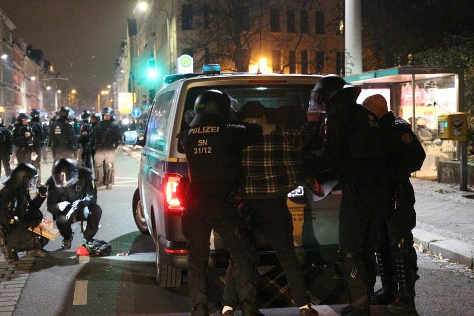 Die Polizei hat mehrere Leute festgesetzt.
