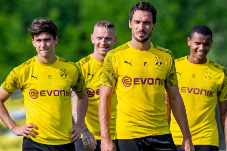 Mats Hummels (2.v.r.) kommt bei Borussia Dortmund nach seinem Wechsel eine ganz besondere Rolle zu.