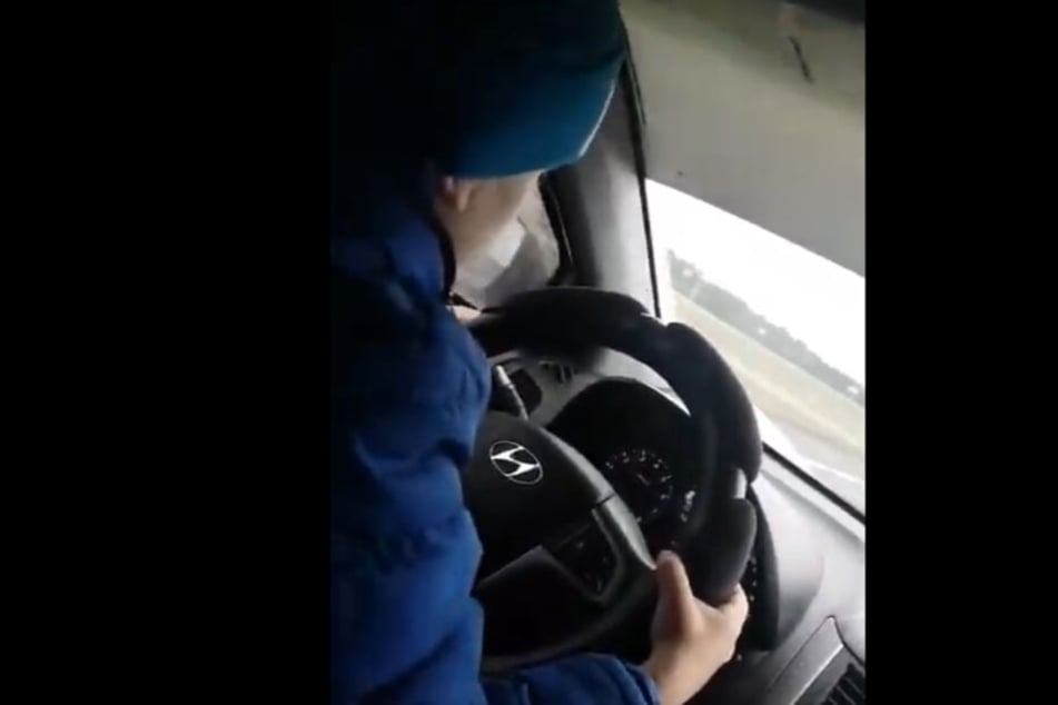 Der sechsjährige Sohn am Steuer des Autos.