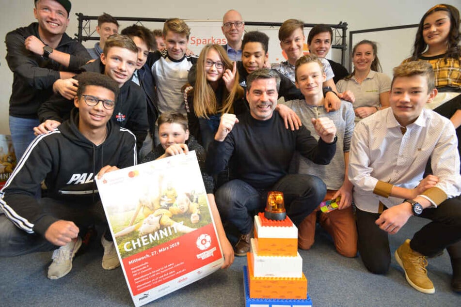 Kicker-Star René Tretschok (50) besuchte gestern die Schüler der Unteren Luisenschule in Chemnitz.