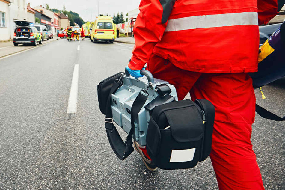 Die Sanitäter retteten gerade ein Menschenleben, als ein Dieb in den Krankenwagen einstieg. (Symbolbild)