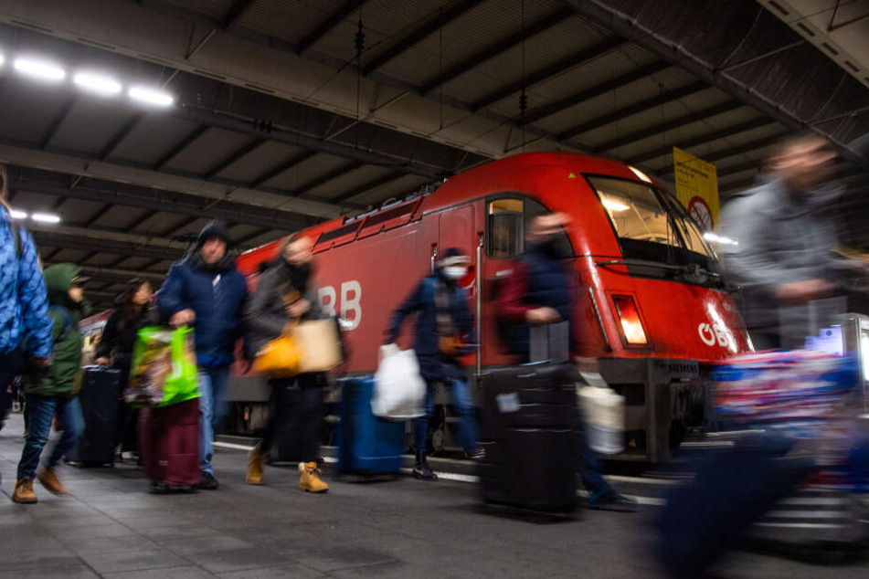 Der aus Furcht vor dem Coronavirus am Brenner gestoppte Zug ist mit mehrstündiger Verspätung am frühen Montagmorgen in München angekommen.