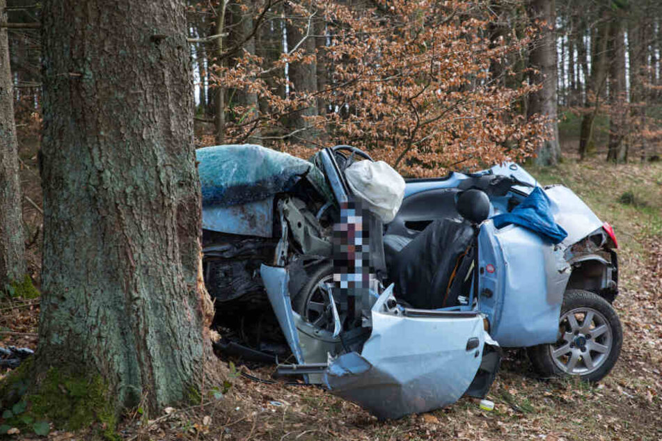 Ford kracht frontal gegen Baum: 18-Jähriger eine Stunde in Wrack eingeklemmt