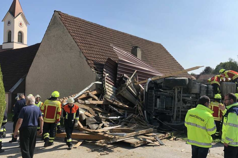 Der Lkw risst die Scheune bei dem Unfall komplett nieder.