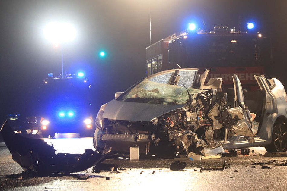 In dem Kleinwagen wurden zwei Frauen eingeklemmt, sie schweben in Lebensgefahr.