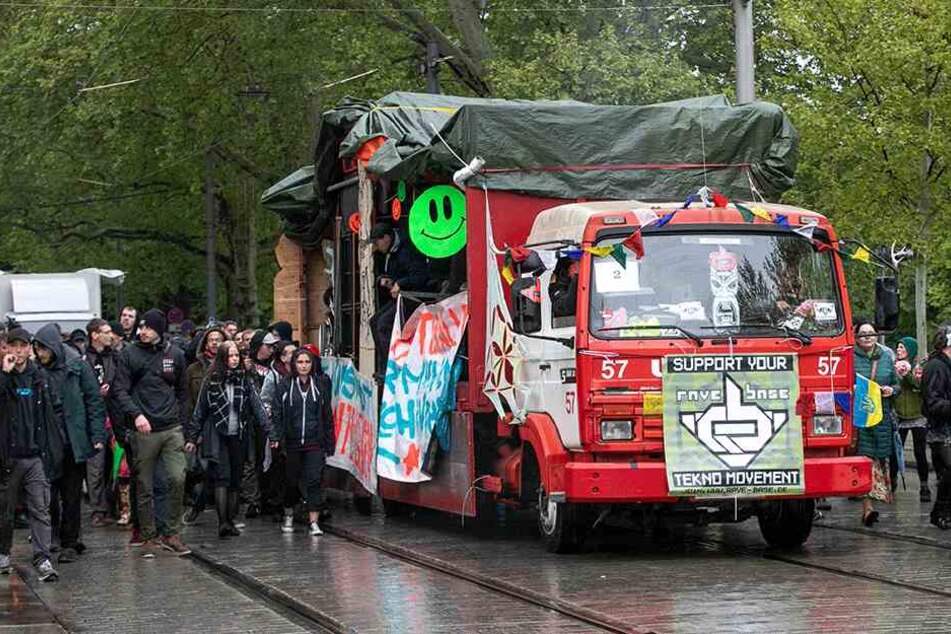 Bei Veranstaltungen wie der "Parade der Vielfalt" in Dresden waren viele Menschen dabei, was zu Verkehrsbehinderungen in der Stadt führte.