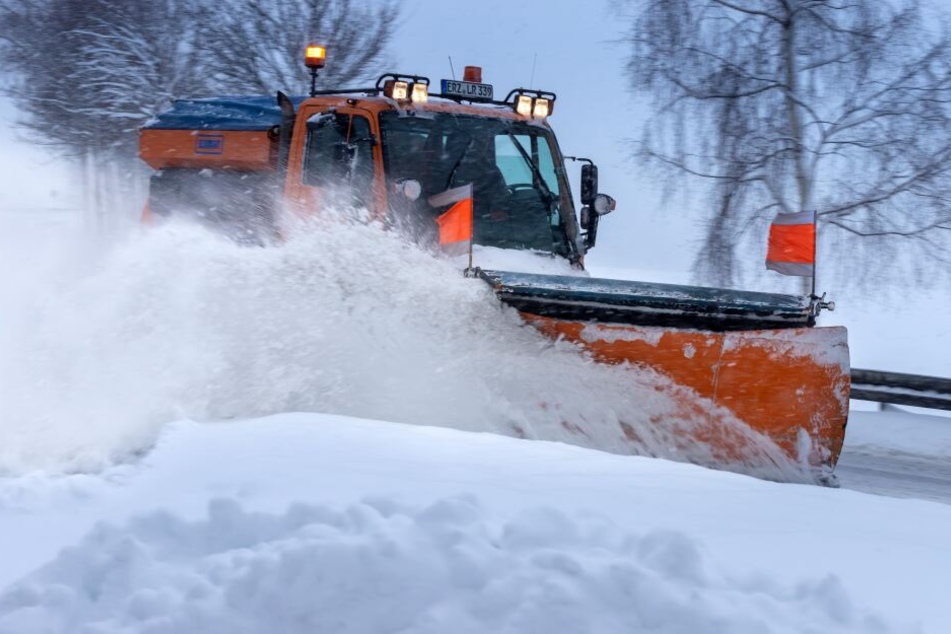 Schneepflüge waren am Sonntag im Dauereinsatz.