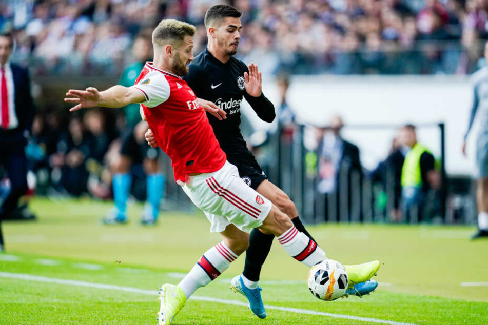 Ex-Nationalspieler Shkodran Mustafi (Li.) im Zweikampf mit Frankfurts Neuzugang André Silva.