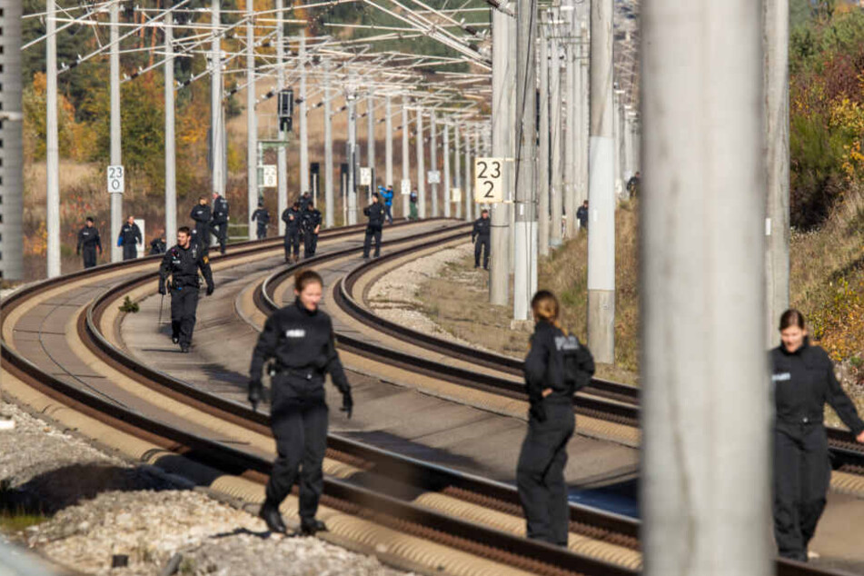 Polizisten suchen auf der ICE-Strecke zwischen Nürnberg und München die Schienen ab.