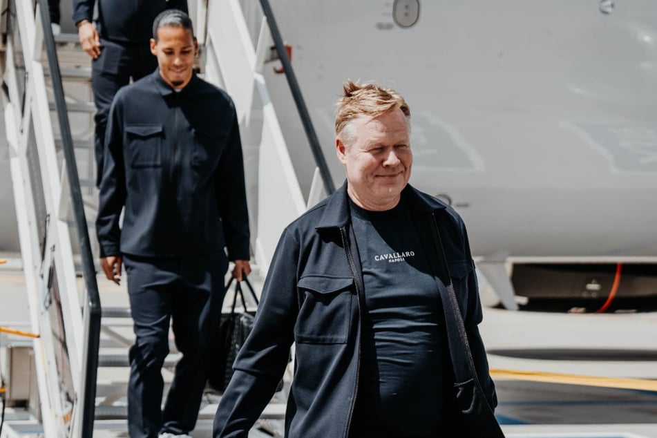 "Bondscoach" Ronald Koeman (61) verlässt das Flugzeug als Erstes.