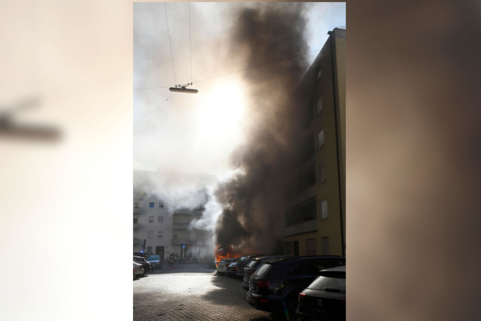 Dichter, dunkler Rauch stieg an der Hausfassade hoch.