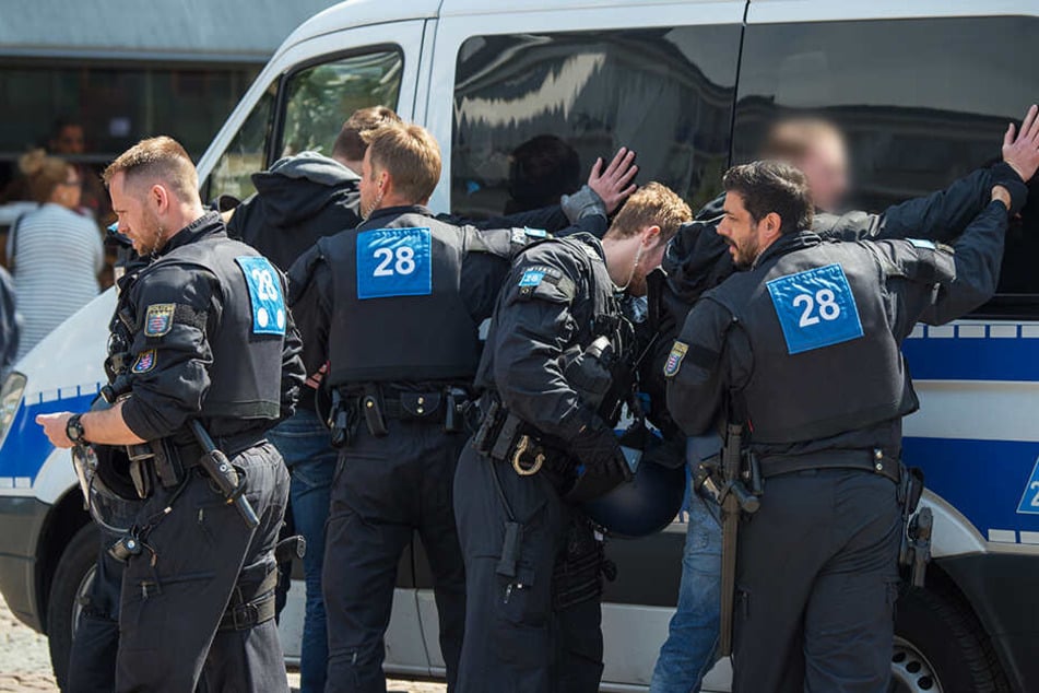 Die Polizei musste mit fünf Streifenwagen anrücken, um die Lage unter Kontrolle zu bekommen. (Symbolbild)
