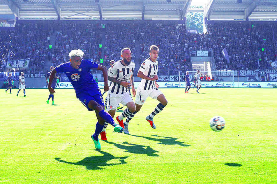 Emmanuel Iyoha bot gegen den FC St. Pauli eine ganz starke Leistung. Hier hat er kurz vor seiner Auswechslung die Chance, sogar sein erstes Liga-Tor für die Auer zu erzielen, vergibt die Möglichkeit aber.