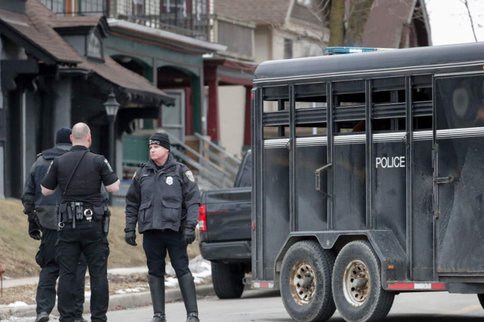 Die Polizei ist mit mehreren Einsatzkräften an einem möglichen Tatort in Milwaukee.