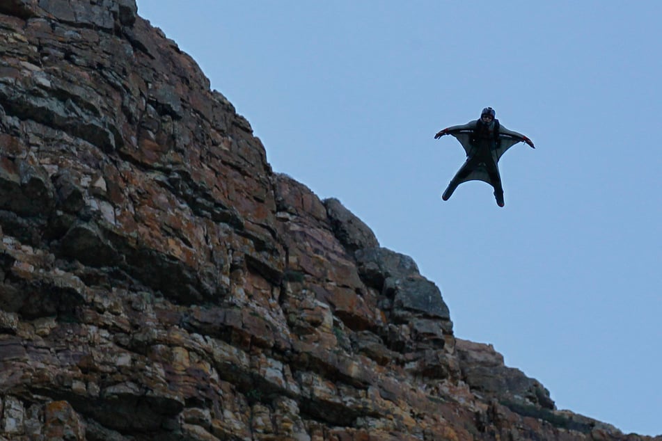 Fallschirm öffnet sich nicht: Basejumper (28) stürzt 50 Meter tief auf Schotterstraße