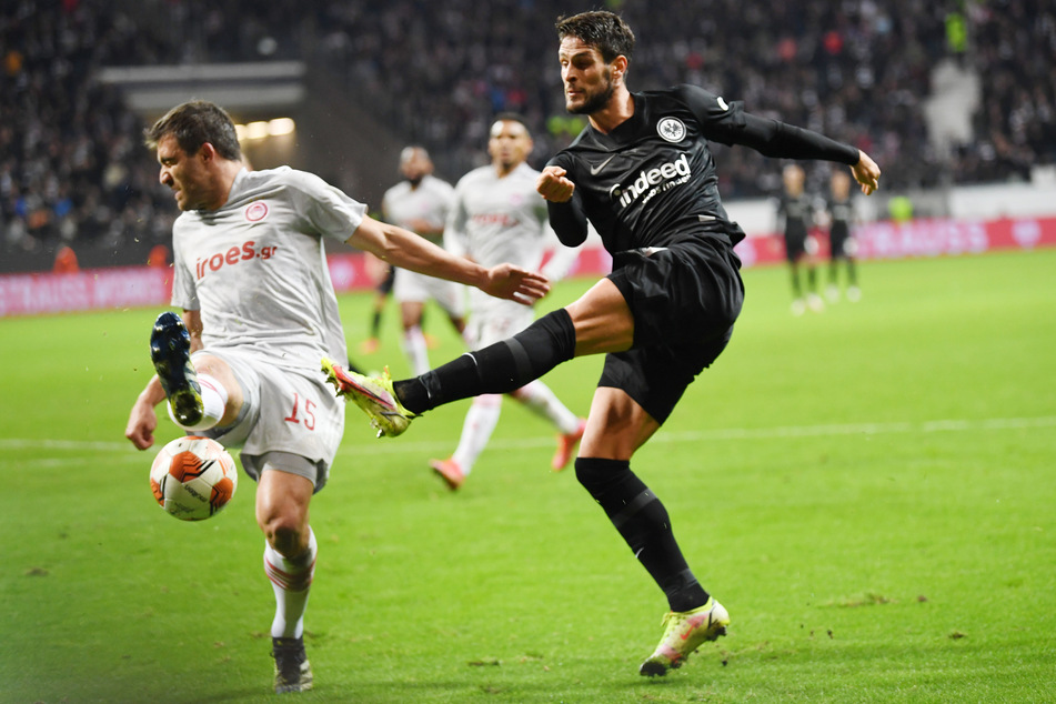 Zwischen Abwehr-Routinier Sokratis Papastathopoulos (l.) von Olympiakos Piräus und Eintracht Frankfurts Sturmtank Goncalo Paciencia ging es teils heftig zur Sache.