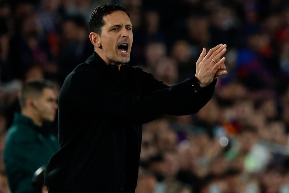 Nach zuletzt schwachen Auftritten in der Bundesliga war SGE-Coach Dino Toppmöller (45) von der Leistung seiner Kicker gegen Barcelona wieder sehr angetan.