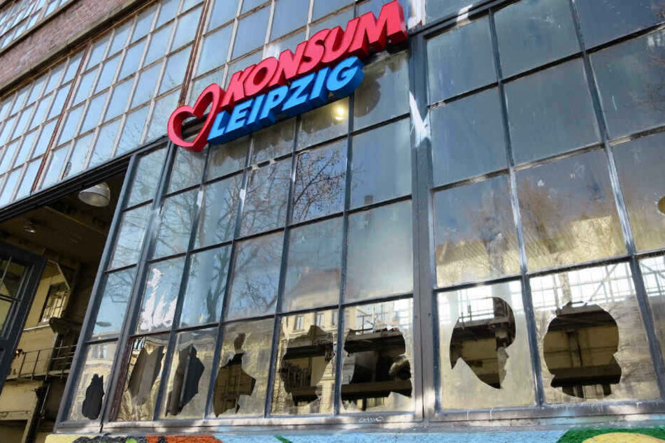 In der Nacht zu Donnerstag wurden 52 Scheiben des Westwerks eingeschlagen. Hier sollte eine Konsum-Filiale öffnen.