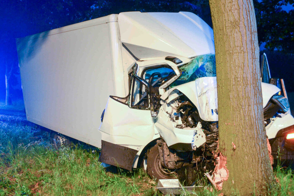 Fahrer kracht mit Lkw gegen Baum - Unfall nach Drogenkonsum