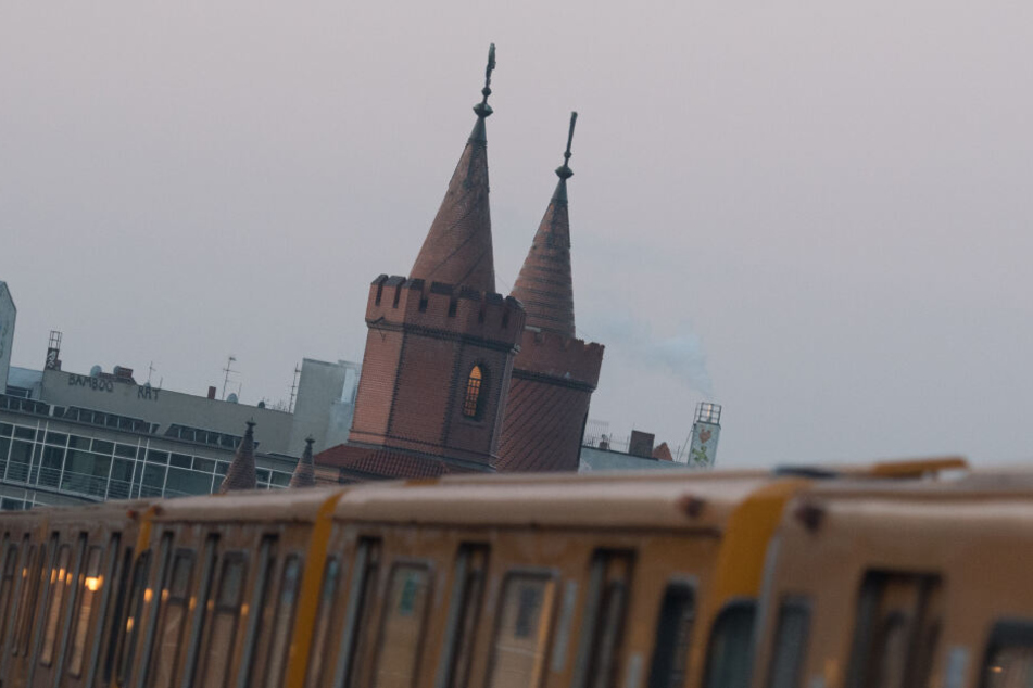 Die Warschauer Brücke ist als Beginn der Partymeile bekannt.